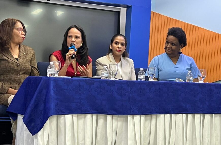 Directora del Hospital Infantil Dr. José Manuel Rodríguez Jimenes participa en conversatorio sobre gestión en salud pública