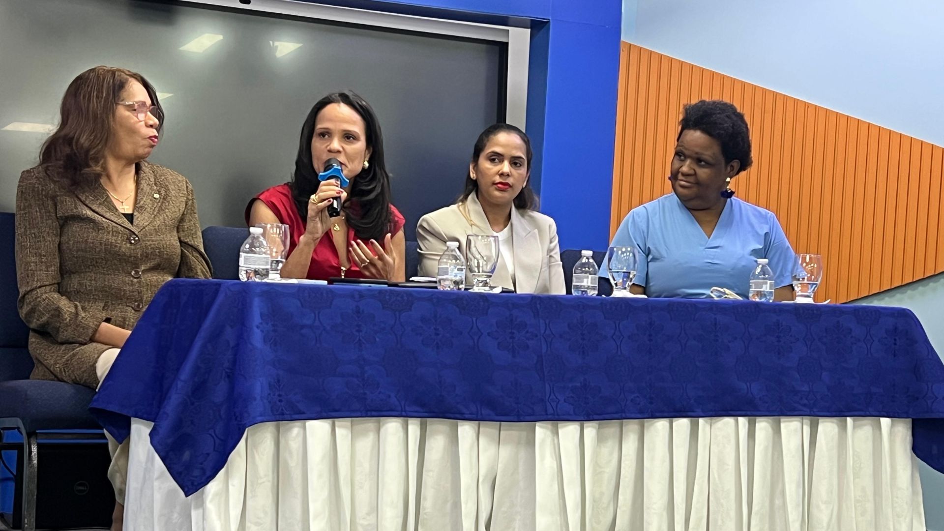 Directora del Hospital Infantil Dr. José Manuel Rodríguez Jimenes participa en conversatorio sobre gestión en salud pública