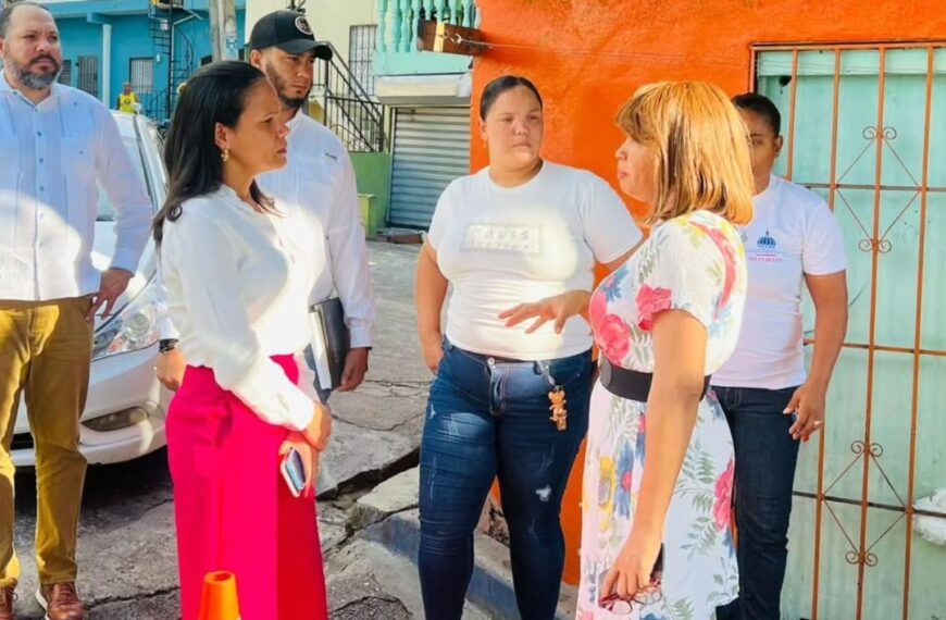 Directora del Hospital Infantil Dr. José Manuel Rodríguez Jimenes visita la comunidad de Cristo Rey