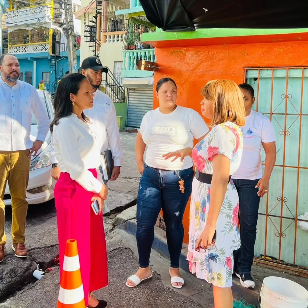 Directora del Hospital Infantil Dr. José Manuel Rodríguez Jimenes visita la comunidad de Cristo Rey
