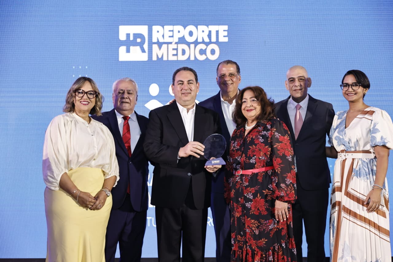 Titular SNS, Mario Lama, recibe reconocimiento en Foro de Salud 2025