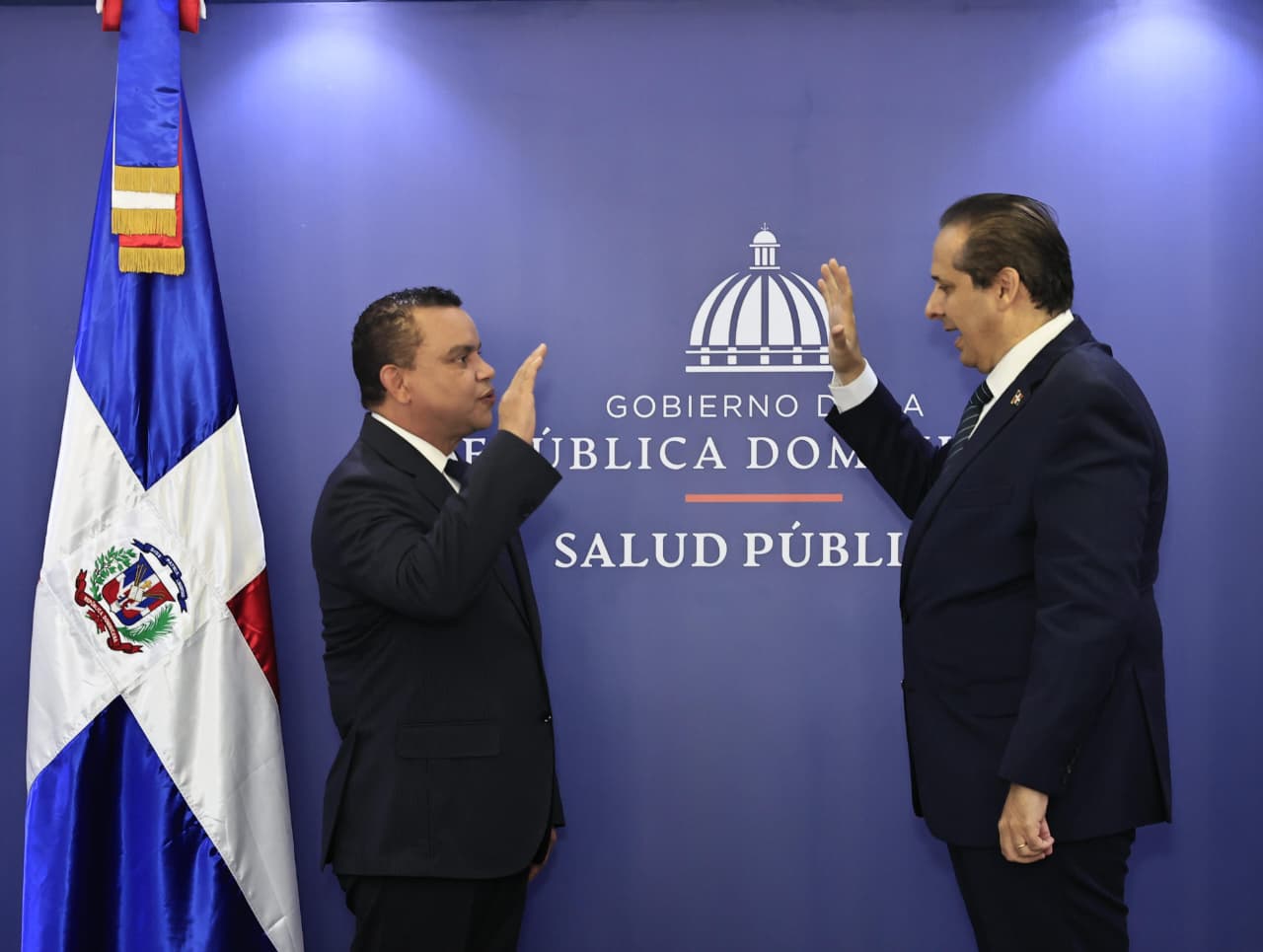 Ministro de Salud juramenta al doctor Julio Landrón como nuevo director ejecutivo del Servicio Nacional de Salud (SNS)